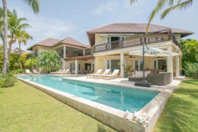 Spacious lake front villa with in-room jacuzzis in luxury golf and beach resort